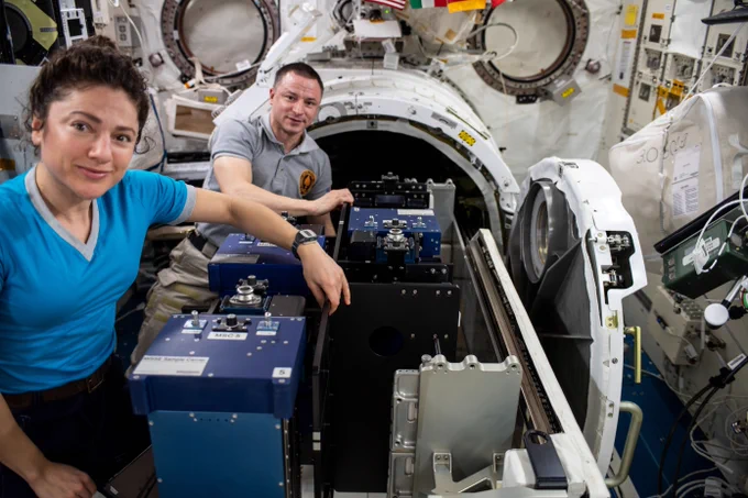 Astronauts Jessica Meir and Andrew Morgan are preparing carriers containing fungal melanin samples for space exposure outside the International Space Station.

CREDIT: NASA