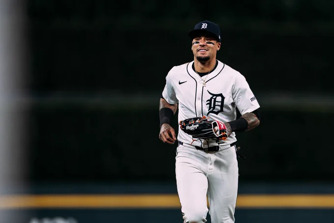 Javy Báez smiles as he trots off the field.