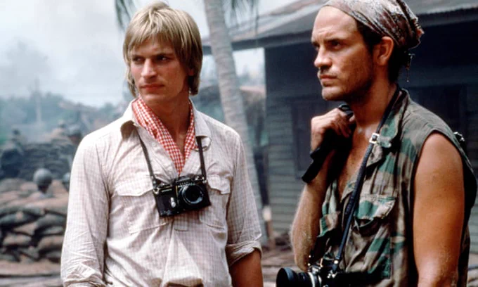 A still from The Killing Fields featuring Jon Swain and Al Rockoff played by Julian Sands and John Malkovich respectively.