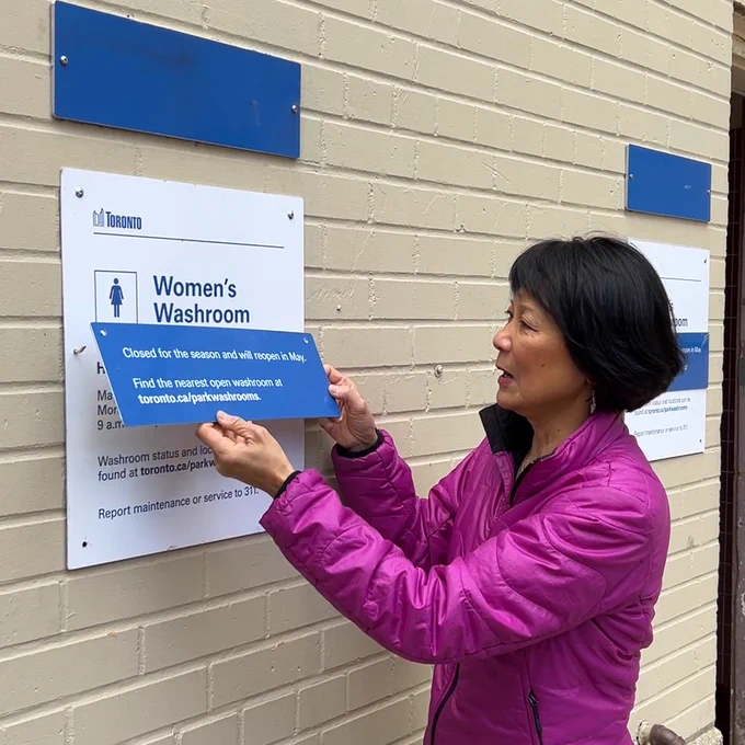 Mayor Olivia Chow removes the closed for the season sign.