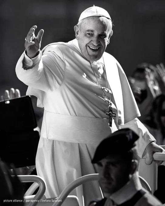 Papst Franziskus winkt - schwarz-weiß Foto