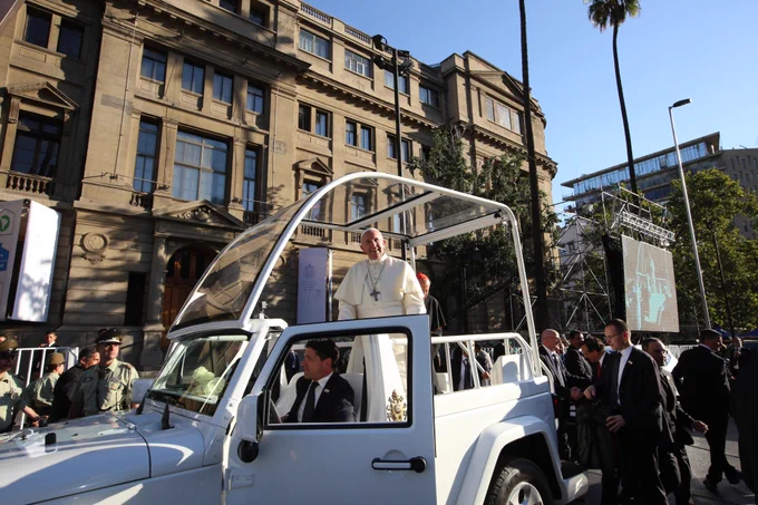 Fotografía del Papa Francisco frente a la Casa Central de la Pontificia Universidad Católica de Chile. 
