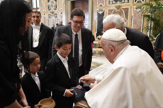 Mayor Wu and her family meet His Holiness Pope Francis.