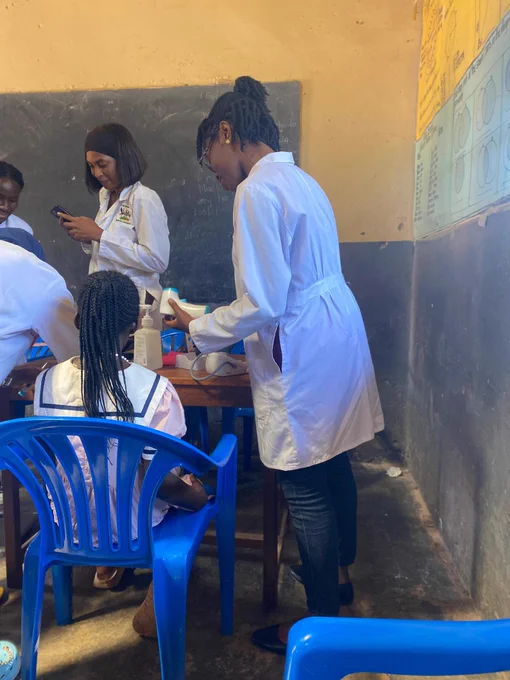 Our student doctors in action, taking vital signs for the pediatric patients before they proceed to see the doctor.🥳✌️