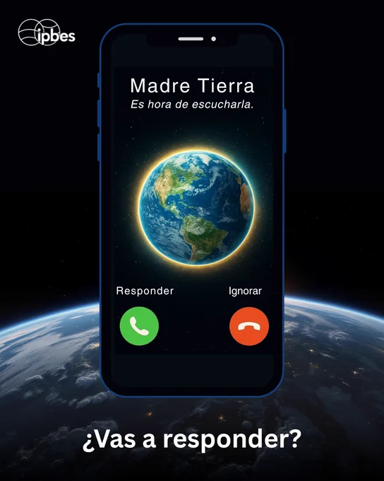 Una imagen que muestra la interfaz de un teléfono inteligente sobre un fondo oscuro del espacio. En la pantalla del teléfono aparece una llamada entrante de "Madre Tierra", acompañada de un emoji del planeta Tierra. Debajo del identificador de llamada se lee el texto "Es hora de escuchar". En el centro se muestra una imagen detallada de la Tierra vista desde el espacio, centrada en América, con un borde dorado brillante. Hay dos botones de llamada: uno verde a la izquierda que dice "Responder" y otro rojo a la derecha que dice "Ignorar". El logo de IPBES aparece en la esquina superior izquierda. Debajo del teléfono, en texto blanco, se lee: "¿Vas a responder?". Al fondo se ve la curva del horizonte terrestre con estrellas visibles en el espacio.
