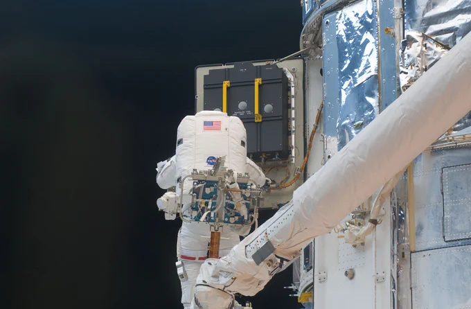 Astronaut John Grunsfeld replaces the Hubble Space Telescope’s original nickel-hydrogen batteries in 2009. Credit: NASA