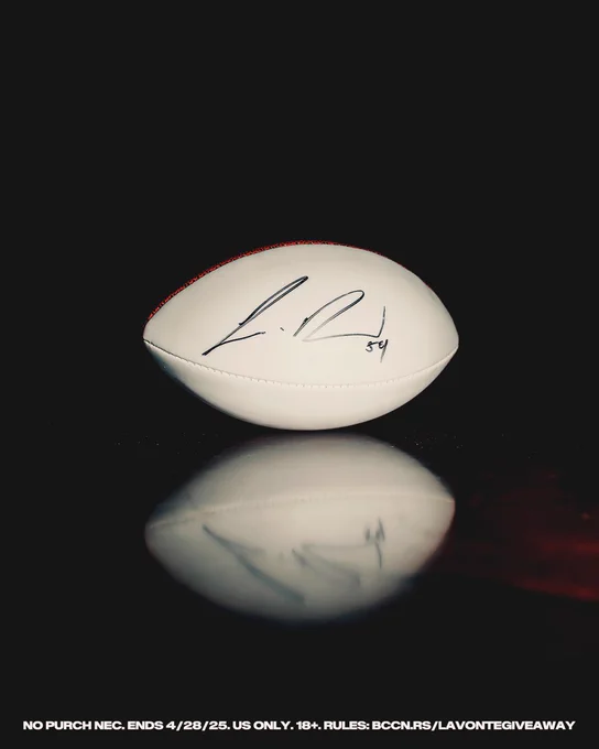 Inside linebacker Lavonte David signed football