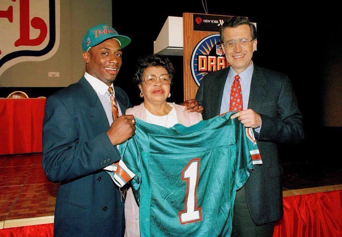 Troy Vincent is drafted 7th overall by the Miami Dolphins at the 1992 NFL Draft 
