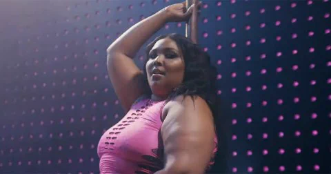 A still from Hustlers featuring Liz played by Lizzo.