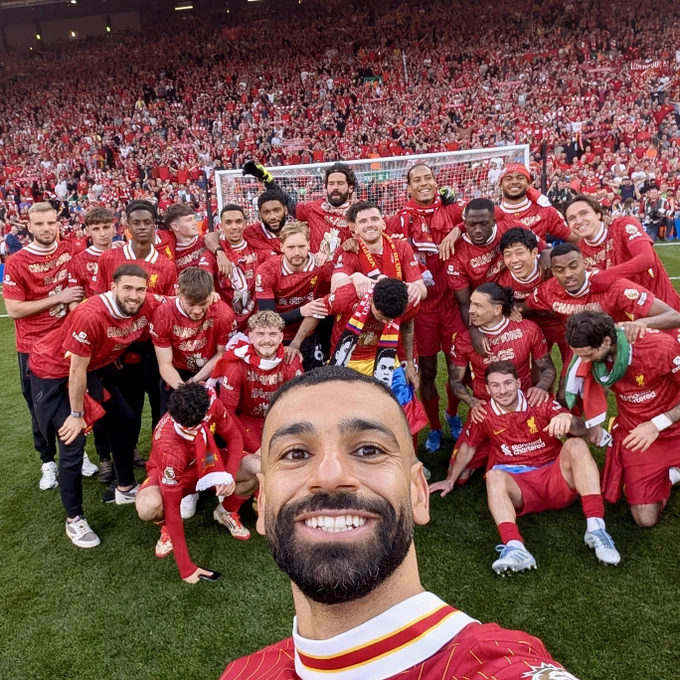 Selfie image of the Liverpool team after winning the Premier League.