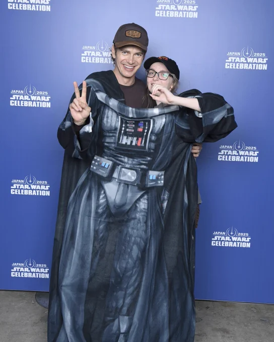 Photo op with Hayden Christensen celebrating RotS 20th anniversary :D he said the pose was a “great idea” 🤩