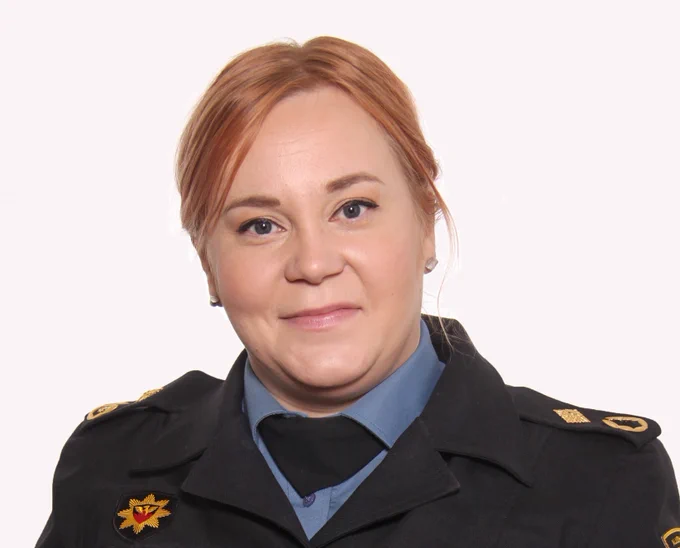 Pelastusalan virka-asuun puketunut nainen.