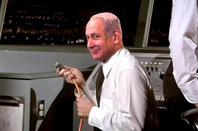 Johnny from ‘Airplane’ pulling out a vital plug, but now with the face of Benjamin Netanyahu giving a sly smile aside to camera