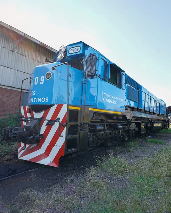 Locomotora de Trenes Argentinos Cargas completamente reparada.