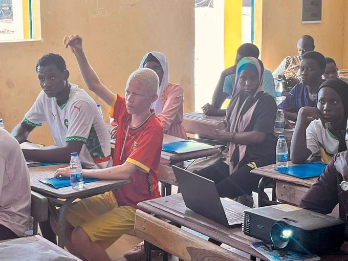 #projet A Égalité phase ll 
Ce vendredi 25 Avril 2025, Enda Lead Afrique Francophone en partenariat avec la supervision du Ministère l'Education Nationale et l'appui de Oxfam au Sénégal, a procédé à l'installation du club scolaire des droits économiques sociaux et culturels John Ruggie au lycée de #Mako dans la commune de #Tomboronkoto.
Cette activité s’inscrit dans le cadre de la mise en œuvre du Projet A Égalité phase ll, et a pour objectif de promouvoir les valeurs de leardship, de citoyenneté active, de respect des droits humains ainsi que le développement durable et  la solidarité intergenerationnelle au sein des acteurs du milieu scolaire permettant aux jeunes de développer un comportement plus responsable et soucieux de leur avenir dans le contexte de l'exploitation de l'or 
@Oxfam CESTI - Centre d'Etudes des Sciences et Techniques de l'Information - ITIE Sénégal 
#renforcementdescapacités
