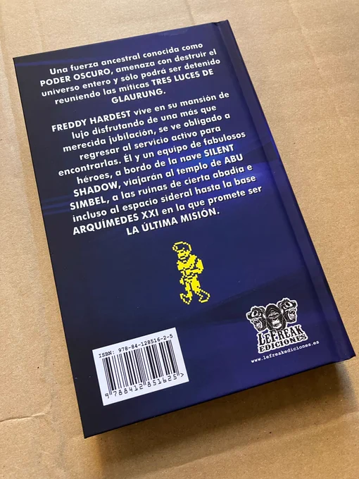 Contraportada Novela Freddy Hardest La Última Misión escrita por JosepM. Obiol y publicad por LeFreak Ediciones