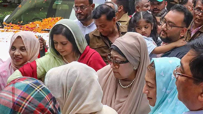 Mother of democracy, BNP Chairperson Begum Khaleda Zia and BNP Acting Chairman's wife Dr. Zubaida Rahman have returned home after undergoing treatment and after a long 17-year exile. 

On their glorious return, I express my deep respect, sincere love and congratulations on behalf of Mr. Mohiuddin Bhai, Member Secretary of Munshiganj District BNP.

#BNPMediaCell #BNP #Bangladesh 

#KhaledaZia #Zia #TariqueRahman #ZubaidaRahman
