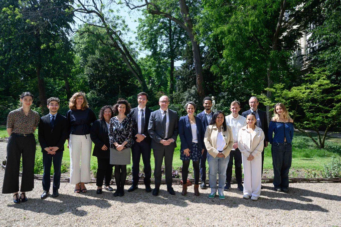Laurent Marcangeli est aux côtés des étudiants en extérieur.