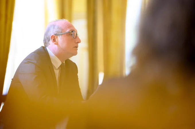 Laurent Marcangeli est de profil.