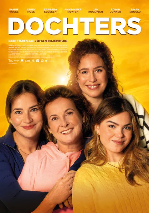 Filmposter Dochters. Een moeder en haar drie volwassen dochters staan lachend in een familieportret.