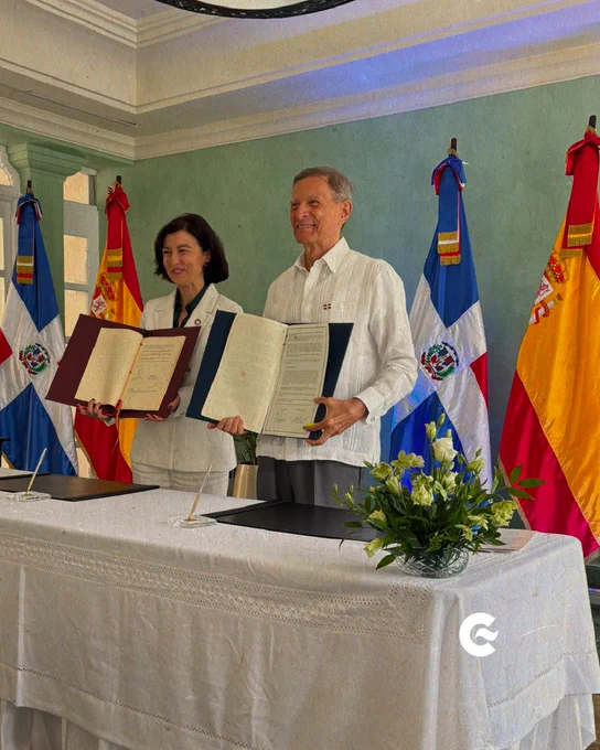 La Secretaria de Estado de Cooperación Internacional del Gobierno de España y el Canciller de República Dominicana.