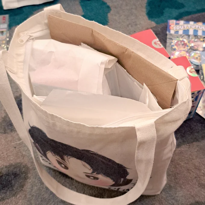 totebag nya udah gabisa ditutup 🫠🙏🏼