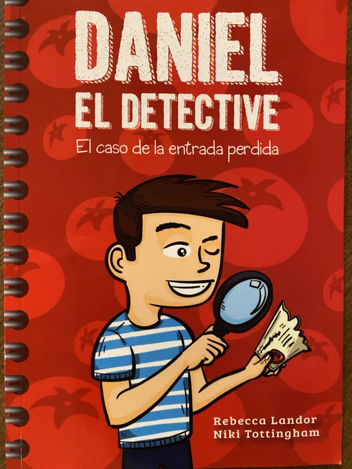 Cover of the book Daniel el detective by Rebecca Landor and Niki Tottingham shows a cartoon of a boy with brown hair and white skin looking at a fragment of paper through a magnifying glass.  The background consists of stylized tomatoes.