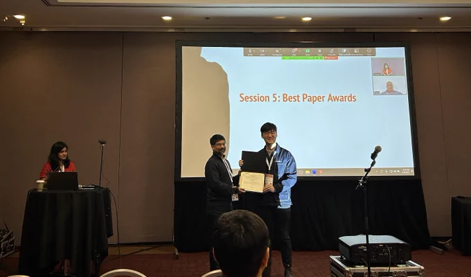 Jeffrey Cho receiveing the outstanding paper award