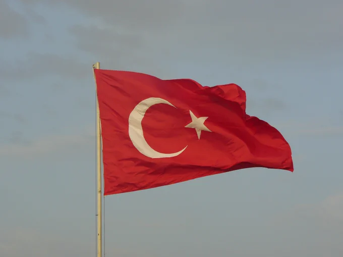 The flag of Türkiye flying in the wind