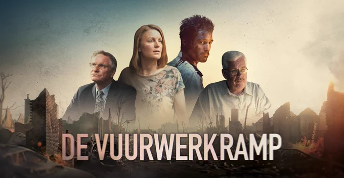 Serieposter De Vuurwerkramp. Vier volwassenen (uit vier verschillende generaties) kijken nadenkend voor zich uit met achter hen een stad met wolkenkrabbers.