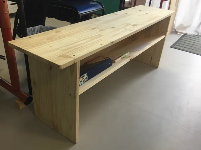 photo du banc en bois réalisé par les élèves de CM2 de l’école Jean-Yves Cousteau à Plougonven. 