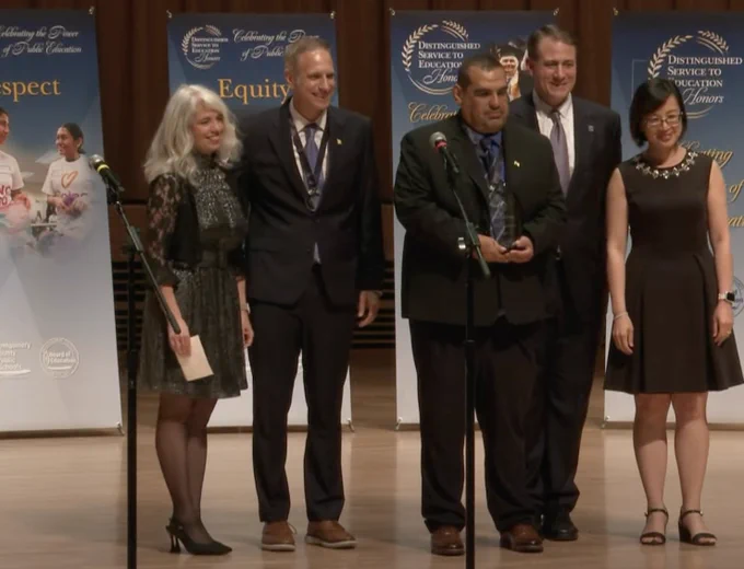 Frank De Las Casas receiving award.