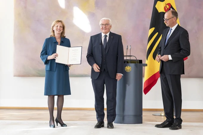 Die neue Bundesministerin für Bildung, Familie, Senioren, Frauen und Jugend, Karin Prien, hält ihre Ernennungsurkunde in der Hand. Neben ihr: Bundespräsident Steinmeier. Daneben der neue Bundeskanzler: Friedrich Merz.