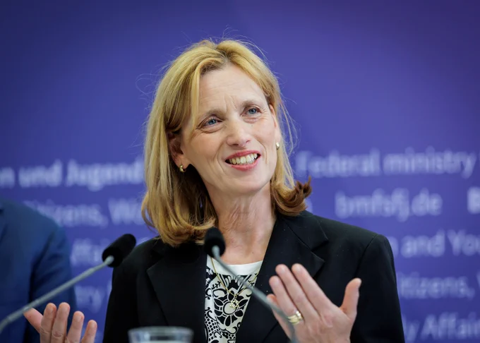 Die neue Bundesministerin für Bildung, Familie, Senioren, Frauen und Jugend, Karin Prien, bei ihrem ersten Pressestatement.