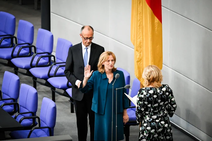 Die neue Bundesministerin für Bildung, Familie, Senioren, Frauen und Jugend, Karin Prien, wird von Bundestagspräsidentin Julia Klöckner im Bundestag vereidigt. 