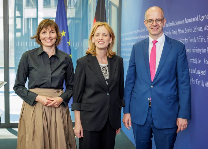 Die neue Bundesministerin für Bildung, Familie, Senioren, Frauen und Jugend, Karin Prien, gemeinsam mit ihren beiden Parlamentarischen Staatssekretär*innen Mareike Wulf und Michael Brand.