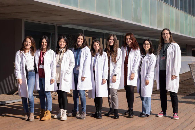 Arantxa Tabernero (izquierda) con su equipo de investigación en el INCYL.