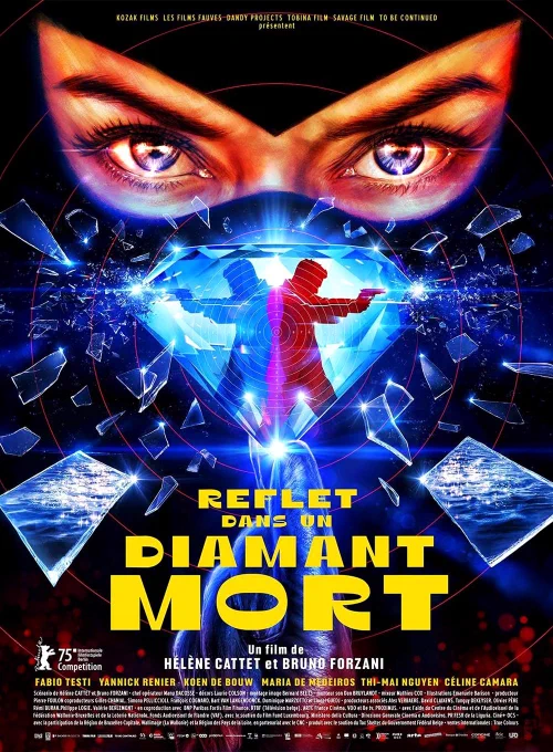 Filmposter Reflet dans un diamant mort. Twee aantrekkelijke vrouwelijke ogen glinsteren uit een opening van een masker. Daaronder een illustratie van een blauwe en rode pop die met elkaars rug tegen elkaar leunen terwijl ze een pistool richten.