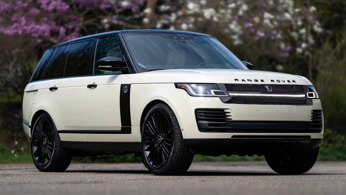 STRUT Range Rover Full-size in Pearl White