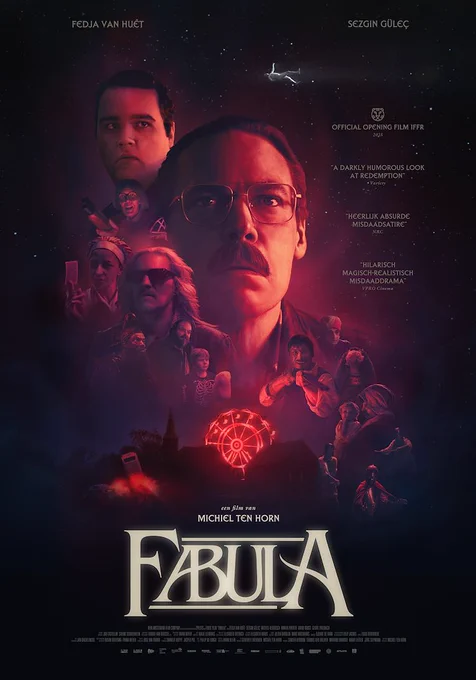 Filmposter Fabula. Een collage van een man met bril en snor die verbaasd omhoog kijkt, terwijl figuranten met elkaar in gesprek zijn.