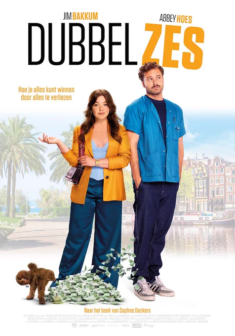 Filmposter Dubbel Zes. Een jong koppel staat nonchalant naast elkaar, terwijl een hondje z'n behoefte bij hun voeten doet.