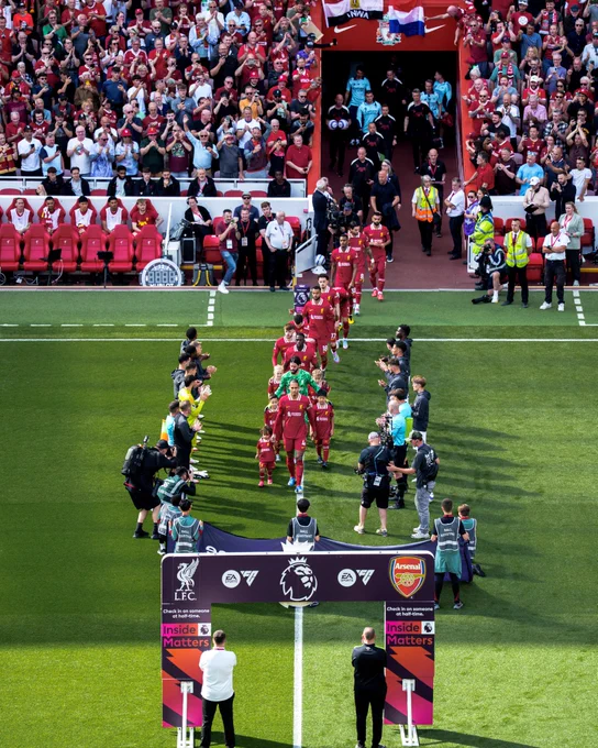 Photography of the Liverpool team receiving a guard of honour from Arsenal.
