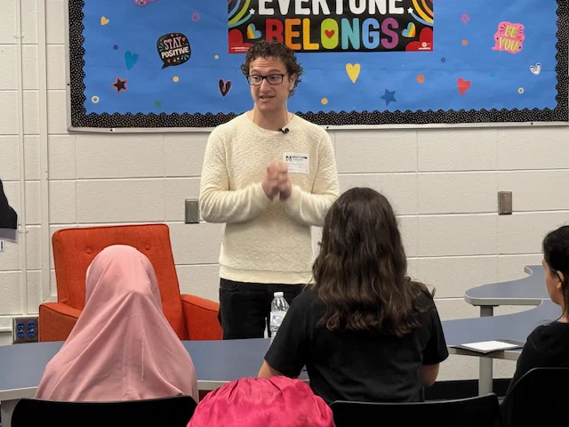 Teddy Abrams speaks to students.