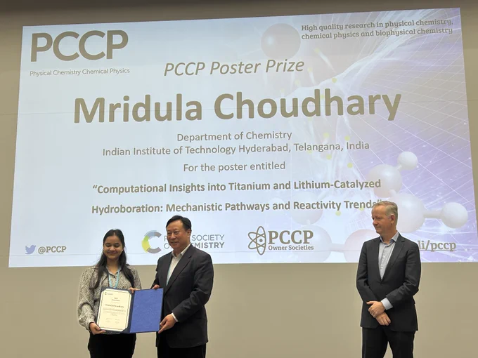 Mridula Choudhary receiving her poster prize for her poster entitled "Computational Insights into Titanium and Lithium-Catalyzed Hydroboration: Mechanistic Pathways and Reactivity Trends"
