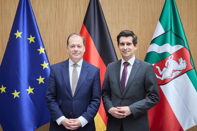 Mark Speich und Matthias Roßbach vor den Fahnen von Europa, Deutschland, Nordrhein-Westfalen