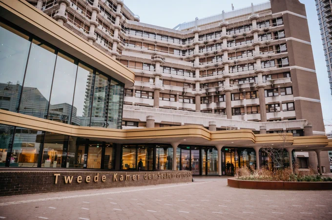 Ingang van de tijdelijke tweede kamer in Den Haag