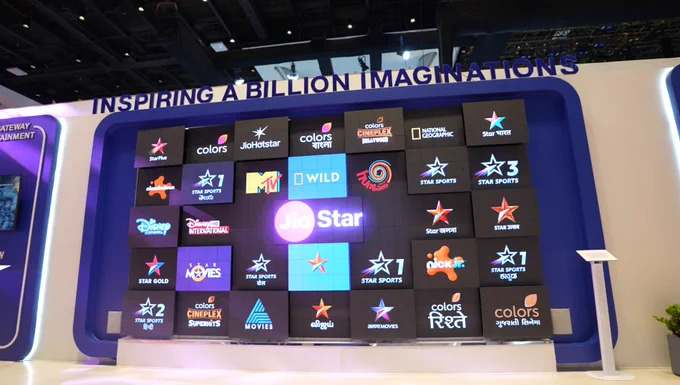 Kinetic LED Wall: The dynamic screen that displays Jio Hotstar's and its subsidiary channels' corporate audio-visual and brand narratives in independently moving LED tiles.At the forefront of 1st time application of this new technology, the team aimed at creating the biggest possible visual impact through a kinetic LED screen. The configuration included tiles wherein the power of each tile would shift on its own, affecting its content, its aura, and depicting the size of Jio Star and all the constellations of all the companies.
