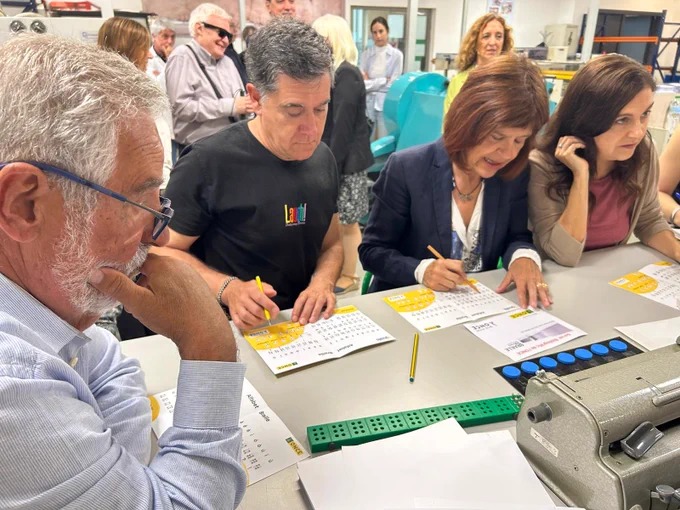 Escriptors intentan desxifrar els noms de les seves obres en braille