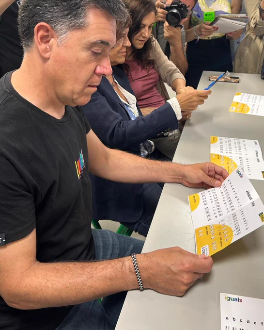 Escriptors intentan desxifrar els noms de les seves obres en braille