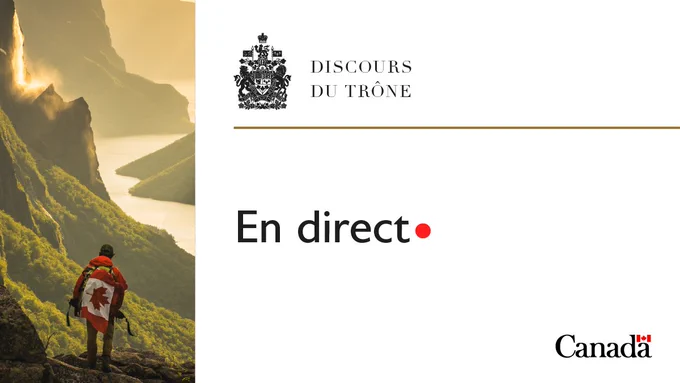 Un randonneur se tient au sommet d’une montagne, le drapeau canadien drapé sur son sac à dos, et regarde le lever du soleil au parc national du Gros-Morne, à Terre-Neuve-et-Labrador. Texte : Discours du Trône. En direct.